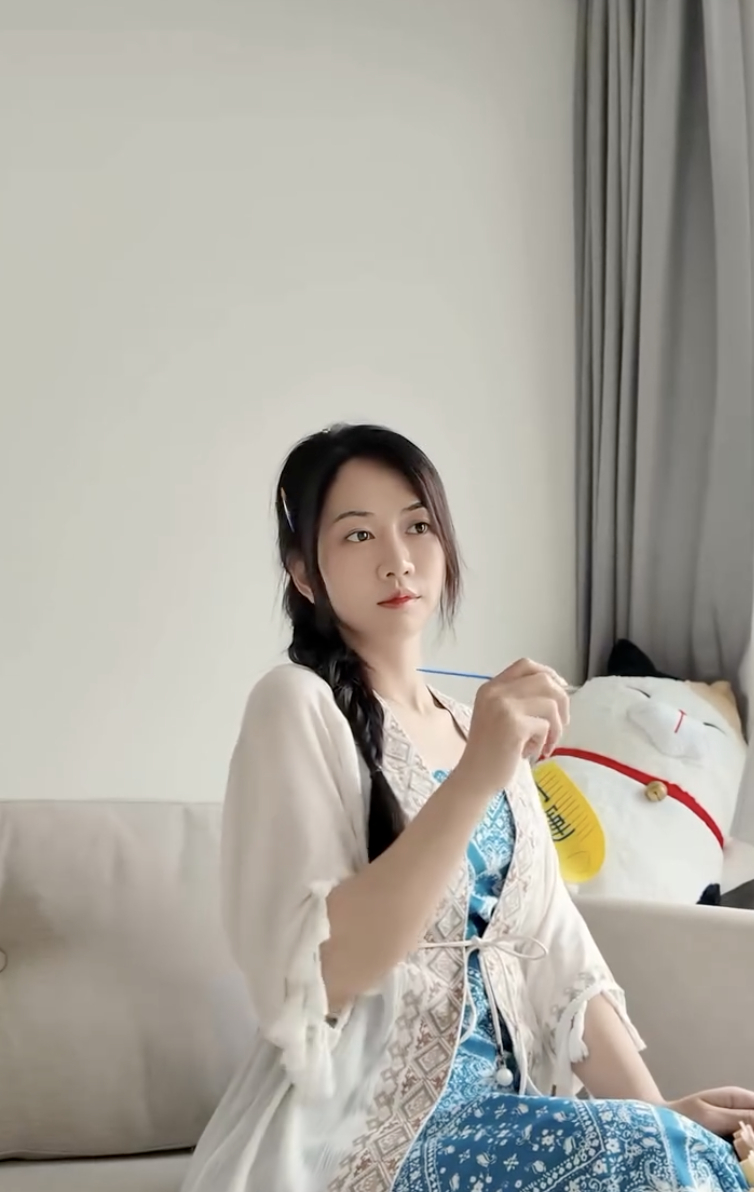 L&ecirc; Bống g&acirc;y sốt với clip ngậm cọ vẽ tranh , tạo trend tr&ecirc;n mạng x&atilde; hội 2026 - Ảnh 3.