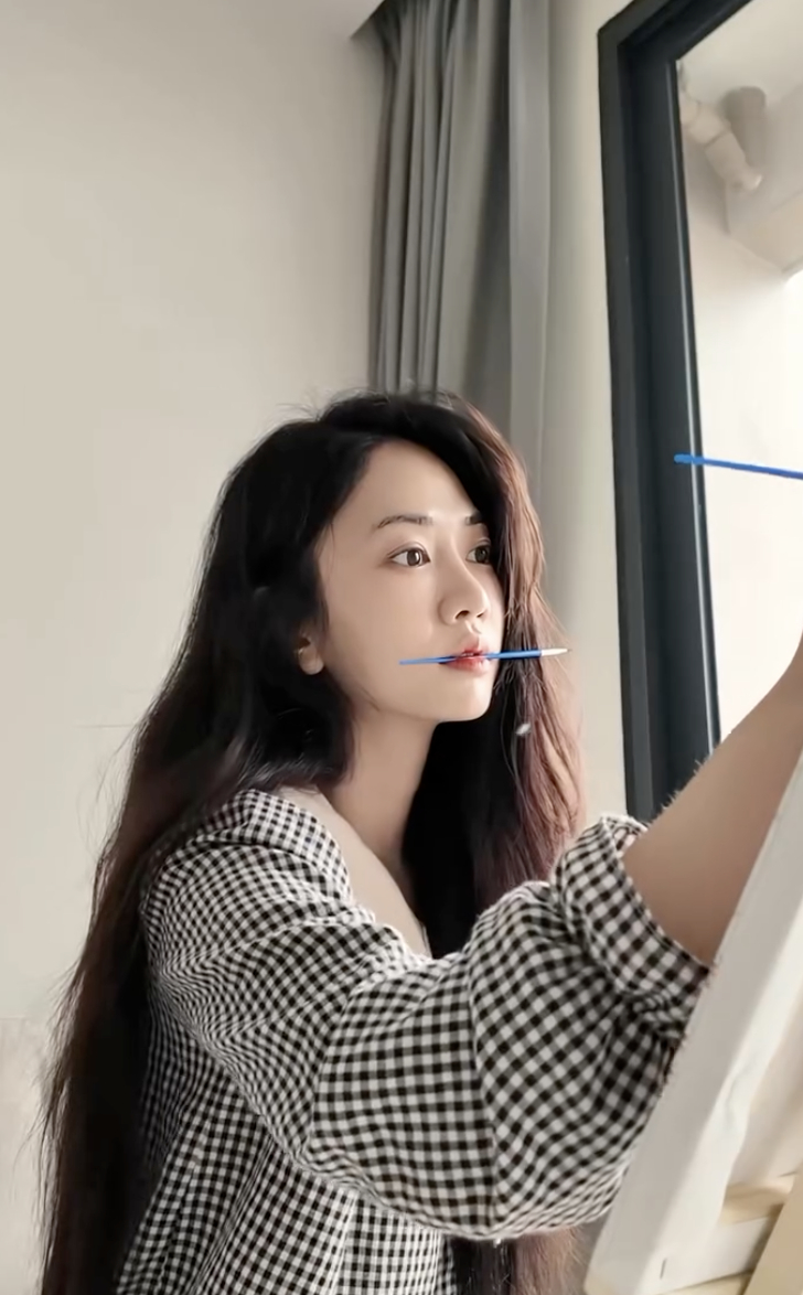 L&ecirc; Bống g&acirc;y sốt với clip ngậm cọ vẽ tranh , tạo trend tr&ecirc;n mạng x&atilde; hội 2026 - Ảnh 4.