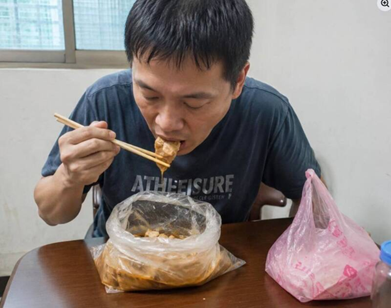 Người đàn ông phát hiện mắc ung thư hạch, nồng độ chất dẻo trong cơ thể cao ngất ngưởng vì 1 thói quen đi chợ nhiều người Việt mắc phải - Ảnh 2.