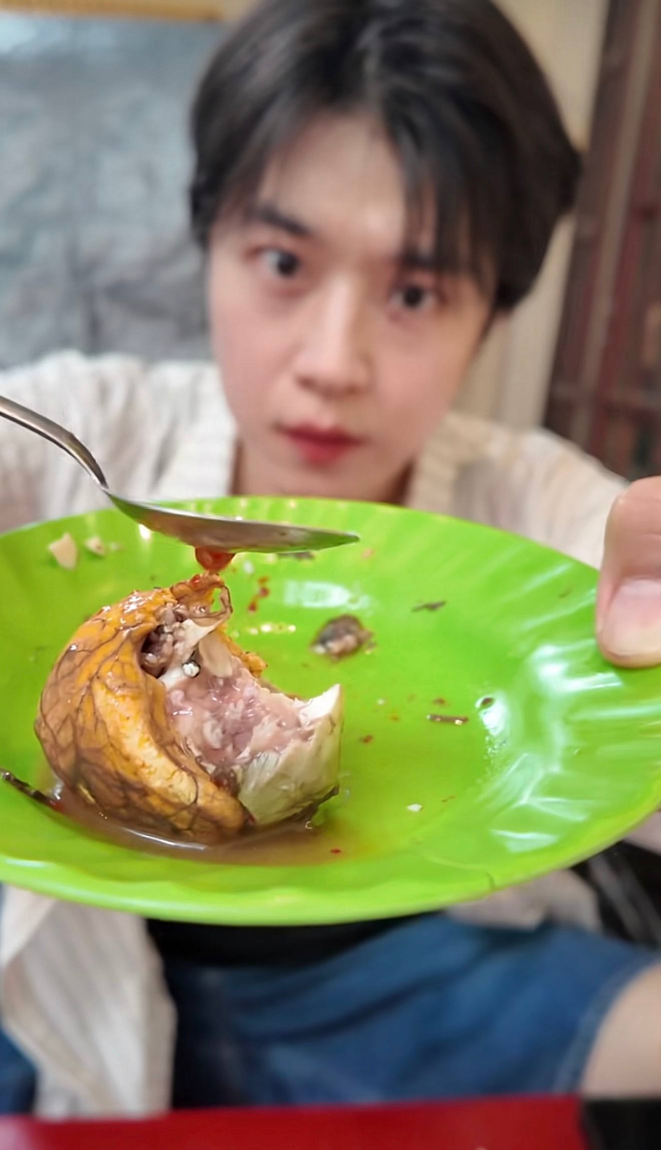 Kh&aacute;ch H&agrave;n dũng cảm thử trứng vịt lộn tại Việt Nam , trải nghiệm kh&ocirc;ng thể qu&ecirc;n - Ảnh 3.