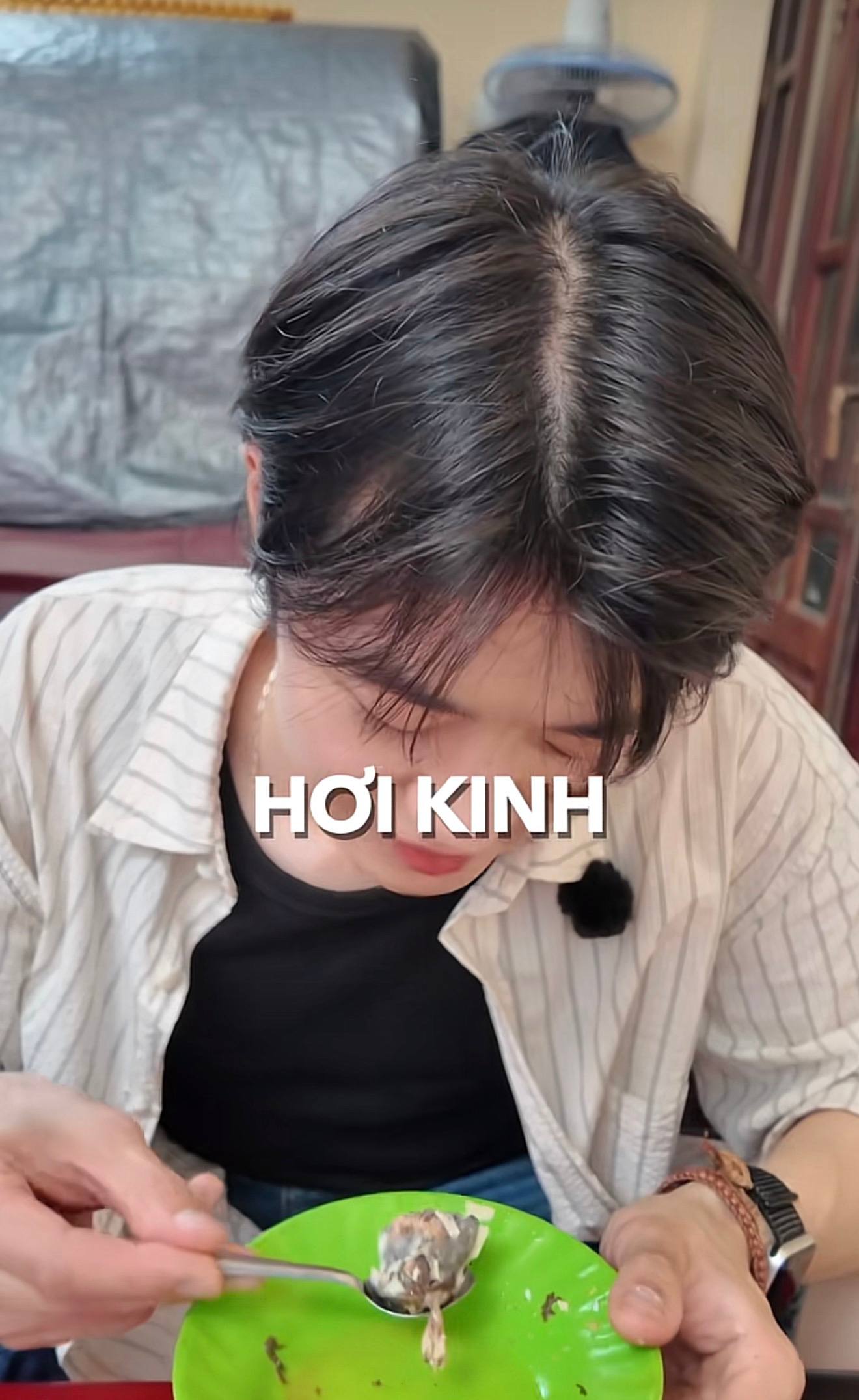 Kh&aacute;ch H&agrave;n dũng cảm thử trứng vịt lộn tại Việt Nam , trải nghiệm kh&ocirc;ng thể qu&ecirc;n - Ảnh 1.