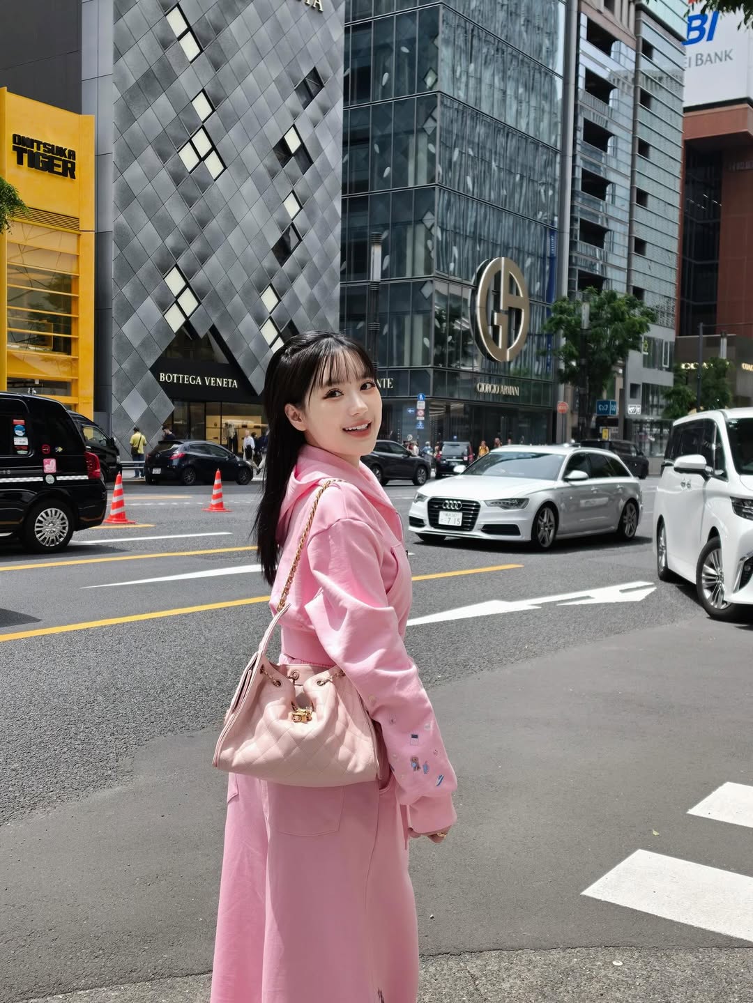 Cuộc sống xa hoa của V&acirc;n Tiny: L&agrave;m d&acirc;u &ldquo; &ocirc;ng tr&ugrave;m &rdquo; điện tử S&agrave;i G&ograve;n 10 năm - Ảnh 4.