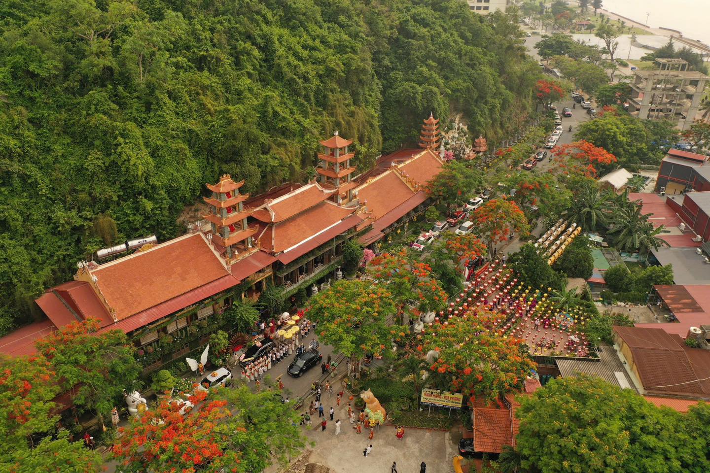 Ô tô xếp hàng dài hàng cây số dọc đường biển đồ Sơn dự Đại lễ phật đản - Ảnh 2.