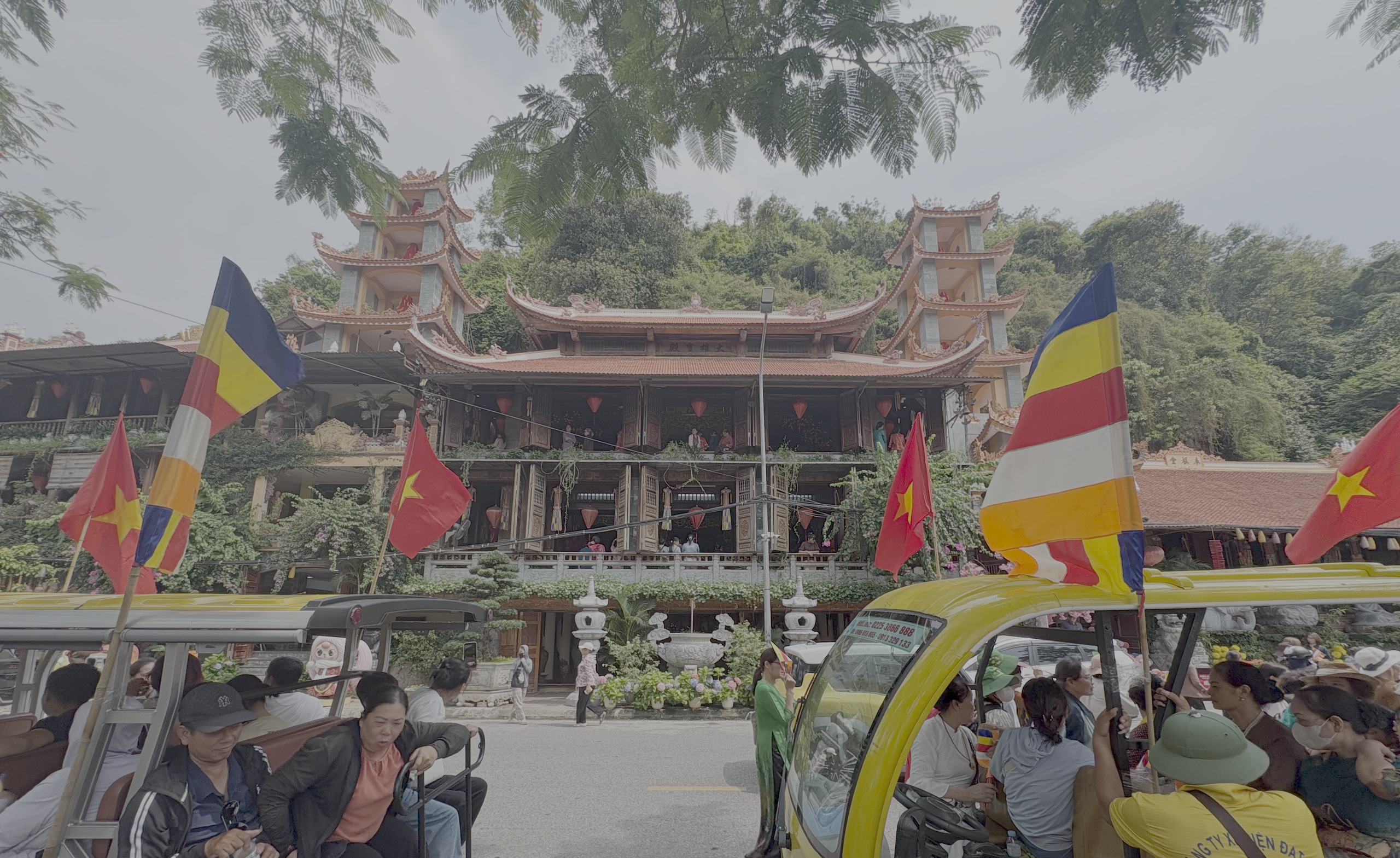 Ô tô xếp hàng dài hàng cây số dọc đường biển đồ Sơn dự Đại lễ phật đản - Ảnh 1.
