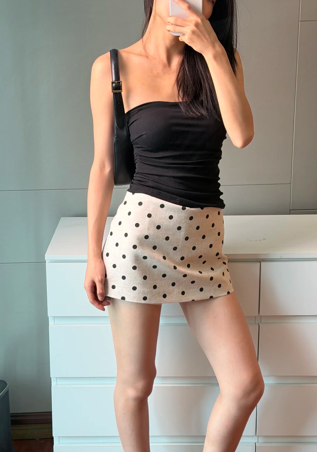 Kh&ocirc;ng ngờ một chiếc ch&acirc;n v&aacute;y chấm bi lại c&oacute; thể khiến c&oacute; được set đồ sang v&agrave; cuốn h&uacute;t đến vậy - Ảnh 2.