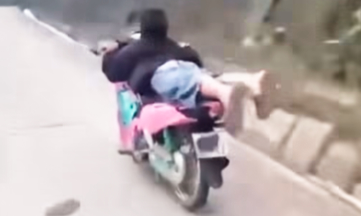 Nam thanh ni&ecirc;n L&agrave;o Cai tịch thu xe v&igrave; nằm sấp l&aacute;i m&ocirc; t&ocirc; g&acirc;y nguy hiểm - Ảnh 1.