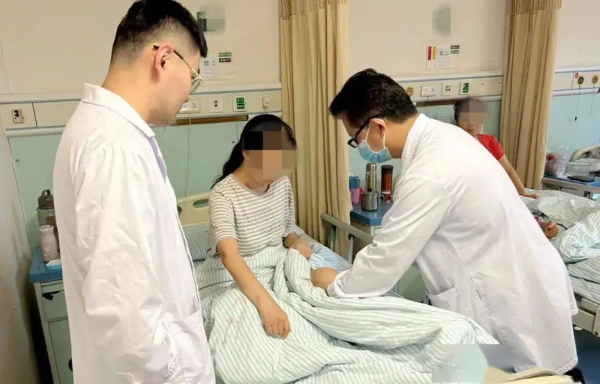 C&ocirc; g&aacute;i trẻ mắc bệnh lạ v&agrave;o mỗi thứ 7, Chủ Nhật, b&aacute;c sĩ kinh ngạc ph&aacute;t hiện nguy&ecirc;n nh&acirc;n l&agrave; loại nước nhiều người uống mỗi ng&agrave;y- Ảnh 1.