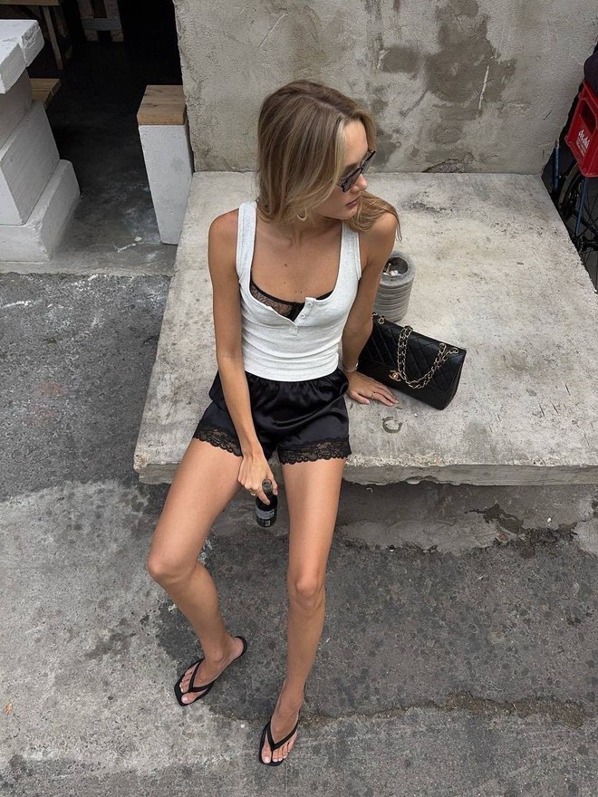Chiếc quần ren lụa từng bị ch&ecirc; l&agrave; 