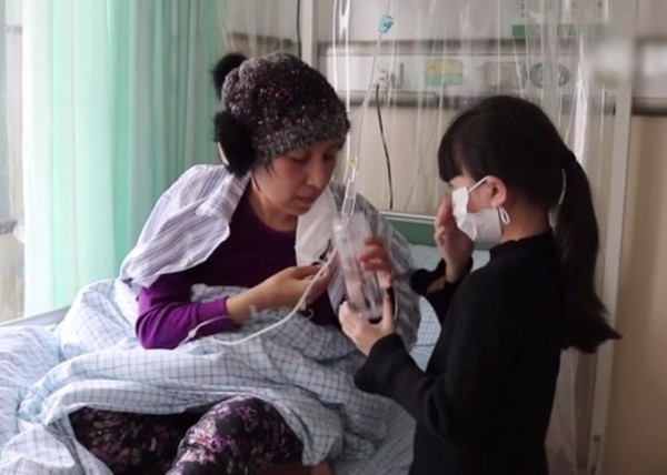 Bé gái 8 tuổi chấp nhận hiến tủy không gây mê để cứu mẹ, bước vào phòng mổ chỉ nói 1 câu khiến ai cũng lặng người - Ảnh 2.