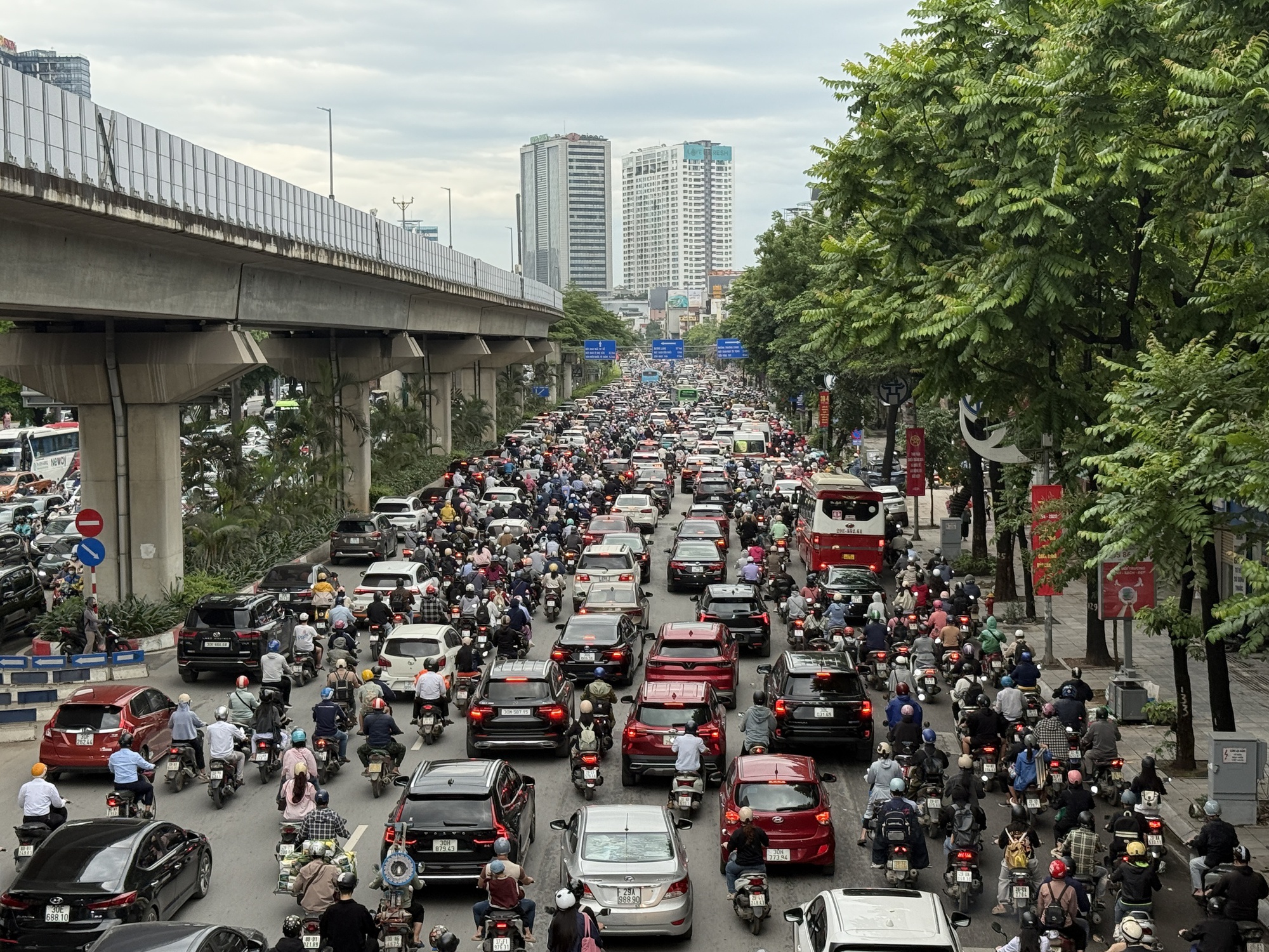 &Ugrave;n tắc giao th&ocirc;ng H&agrave; Nội ng&agrave;y đầu l&agrave;m việc sau kỳ nghỉ lễ 30 - 4 , 1 - 5 - Ảnh 4.