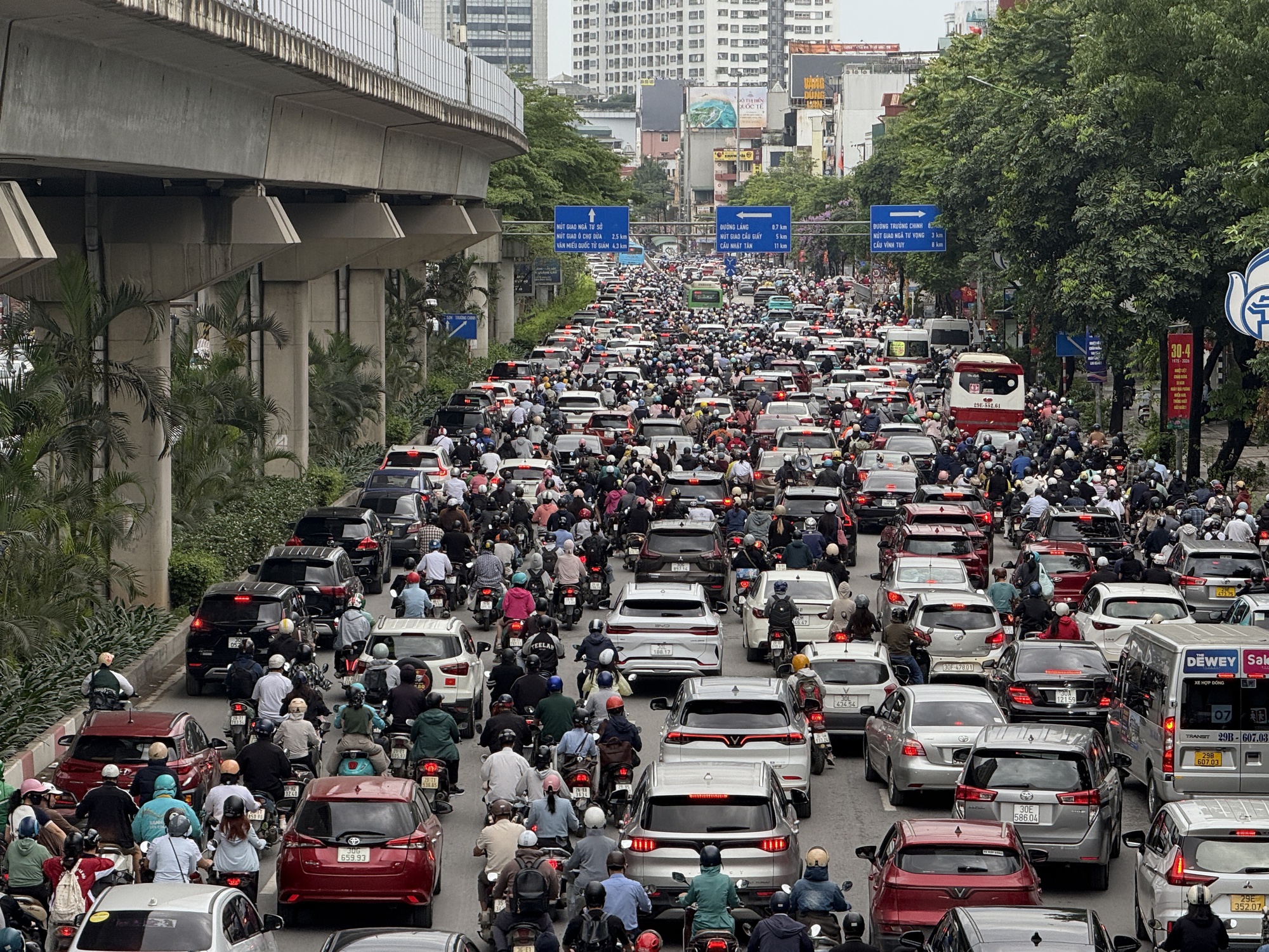 &Ugrave;n tắc giao th&ocirc;ng H&agrave; Nội ng&agrave;y đầu l&agrave;m việc sau kỳ nghỉ lễ 30 - 4 , 1 - 5 - Ảnh 2.