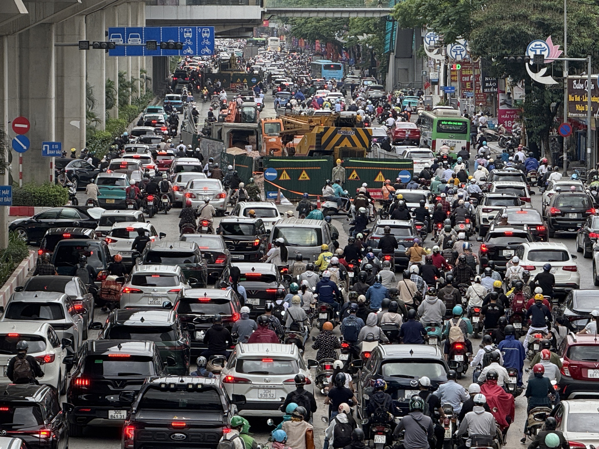 &Ugrave;n tắc giao th&ocirc;ng H&agrave; Nội ng&agrave;y đầu l&agrave;m việc sau kỳ nghỉ lễ 30 - 4 , 1 - 5 - Ảnh 1.