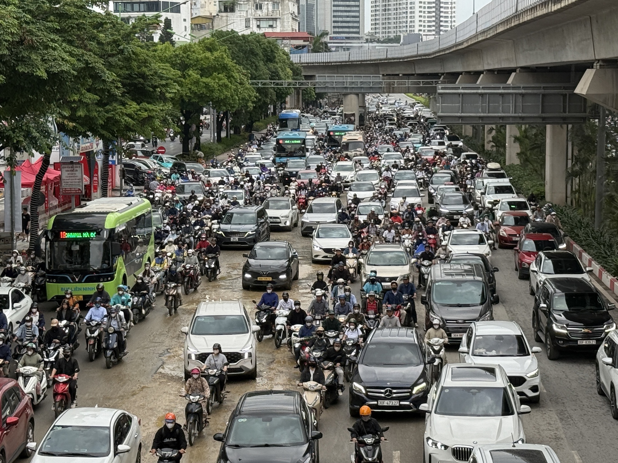 &Ugrave;n tắc giao th&ocirc;ng H&agrave; Nội ng&agrave;y đầu l&agrave;m việc sau kỳ nghỉ lễ 30 - 4 , 1 - 5 - Ảnh 3.