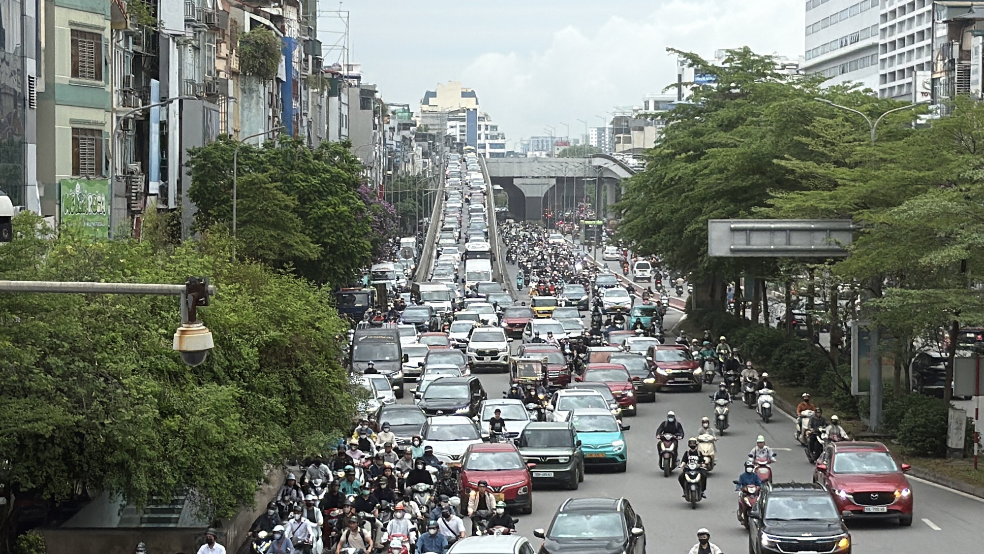 &Ugrave;n tắc giao th&ocirc;ng H&agrave; Nội ng&agrave;y đầu l&agrave;m việc sau kỳ nghỉ lễ 30 - 4 , 1 - 5 - Ảnh 5.