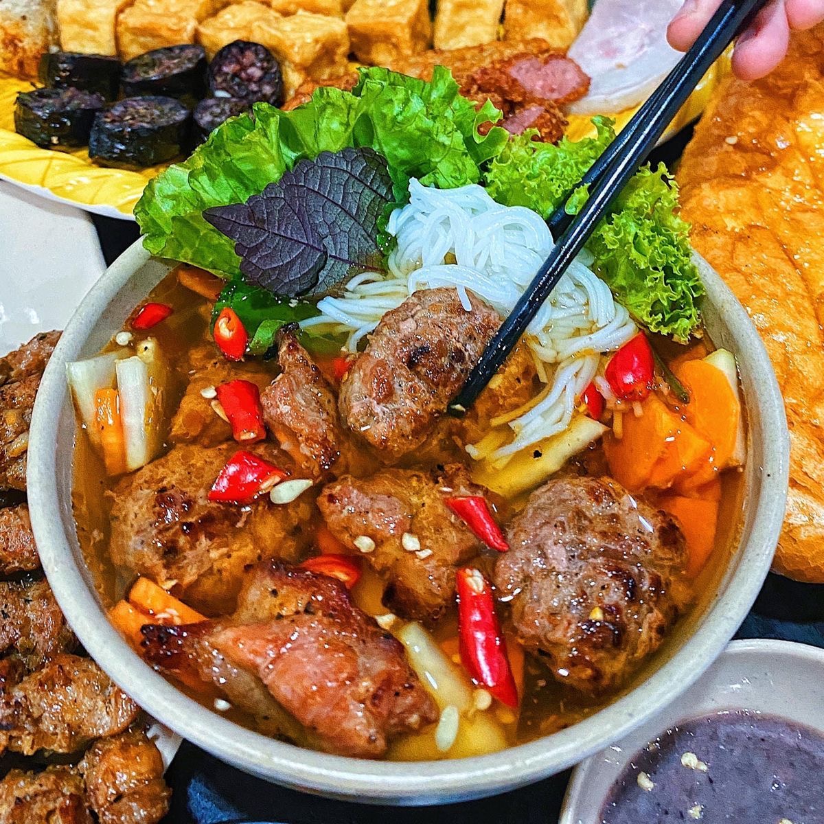 Nữ du kh&aacute;ch Ph&aacute;p lạy chủ qu&aacute;n sau khi thưởng thức b&uacute;n chả H&agrave; Nội ngon tuyệt - Ảnh 7.