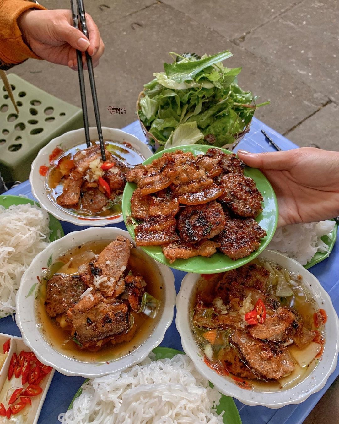 Nữ du kh&aacute;ch Ph&aacute;p lạy chủ qu&aacute;n sau khi thưởng thức b&uacute;n chả H&agrave; Nội ngon tuyệt - Ảnh 6.