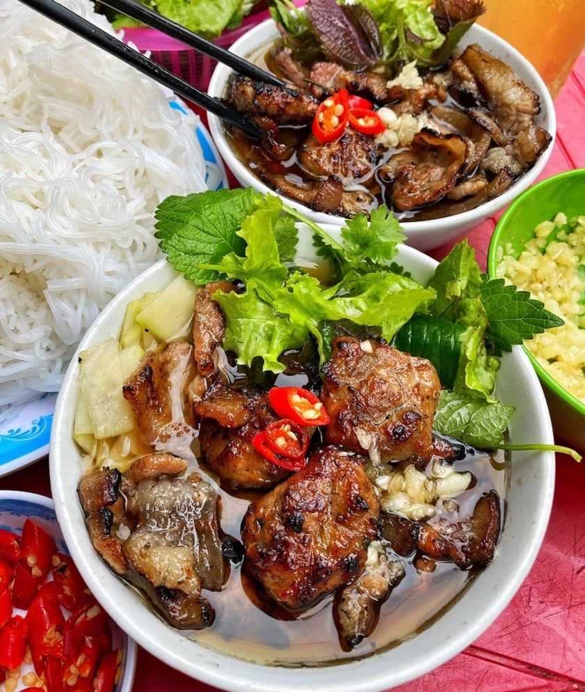 Nữ du kh&aacute;ch Ph&aacute;p lạy chủ qu&aacute;n sau khi thưởng thức b&uacute;n chả H&agrave; Nội ngon tuyệt - Ảnh 4.