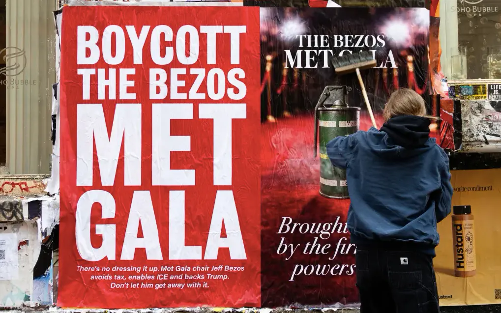 Tỷ ph&uacute; Jeff Bezos bị phản đối khi chi tiền v&agrave;o Met Gala 2026 - Ảnh 1.