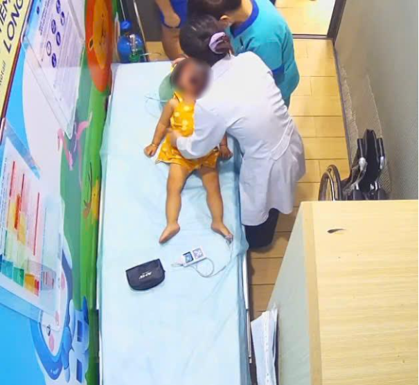 Bất th&igrave;nh l&igrave;nh bị sặc sữa, b&eacute; g&aacute;i 12 th&aacute;ng tuổi tho&aacute;t nguy nhờ b&aacute;c sĩ tại trung t&acirc;m ti&ecirc;m chủng - Ảnh 1.