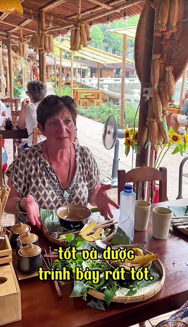 Nữ du kh&aacute;ch Ph&aacute;p lạy chủ qu&aacute;n sau khi thưởng thức b&uacute;n chả H&agrave; Nội ngon tuyệt - Ảnh 2.
