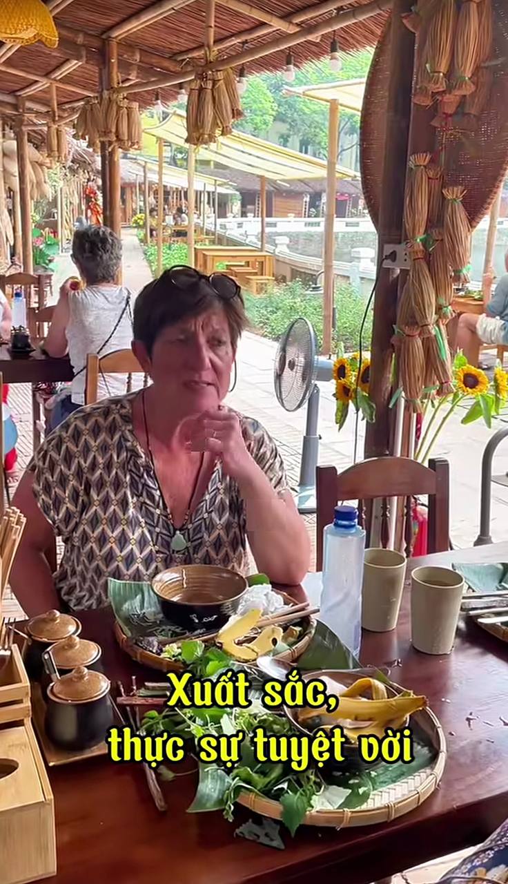Nữ du kh&aacute;ch Ph&aacute;p lạy chủ qu&aacute;n sau khi thưởng thức b&uacute;n chả H&agrave; Nội ngon tuyệt - Ảnh 1.