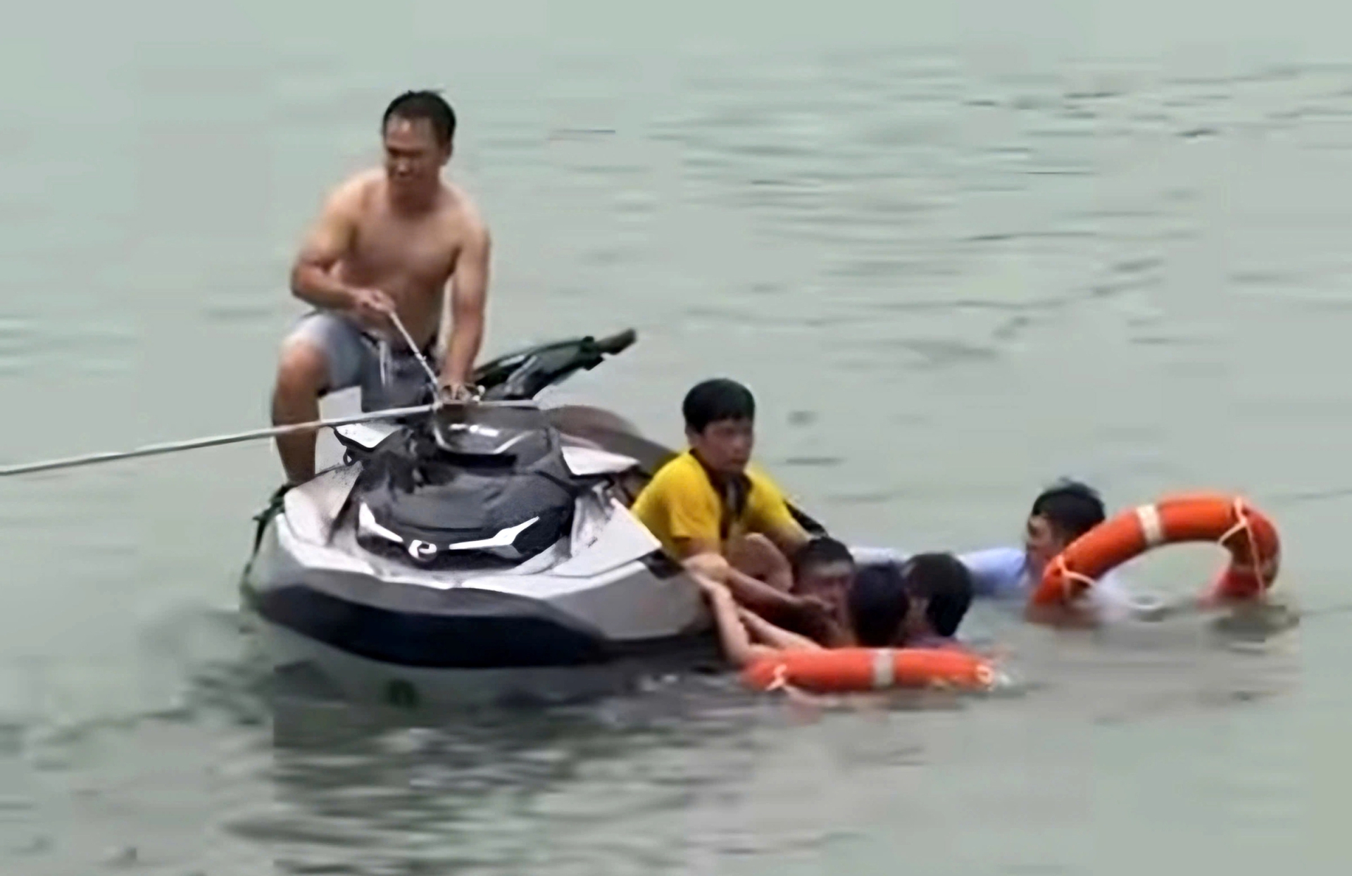 Sự cố flyboard tại Hoa Lư: Người b&aacute;n nước dũng cảm cứu nạn nh&acirc;n trong t&igrave;nh huống nguy hiểm - Ảnh 1.