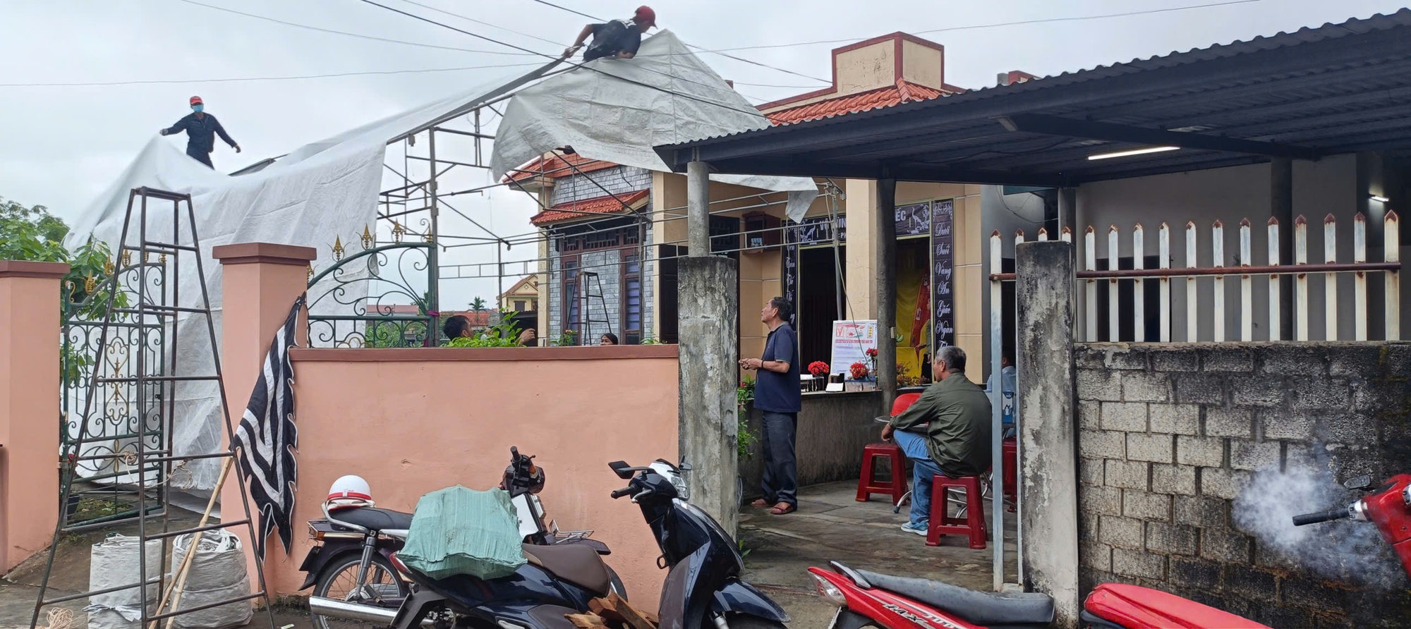 Vụ &aacute;n mạng ở Quảng Trị: Nghi con trai s&aacute;t hại mẹ g&acirc;y r&uacute;ng động x&atilde; hội - Ảnh 1.
