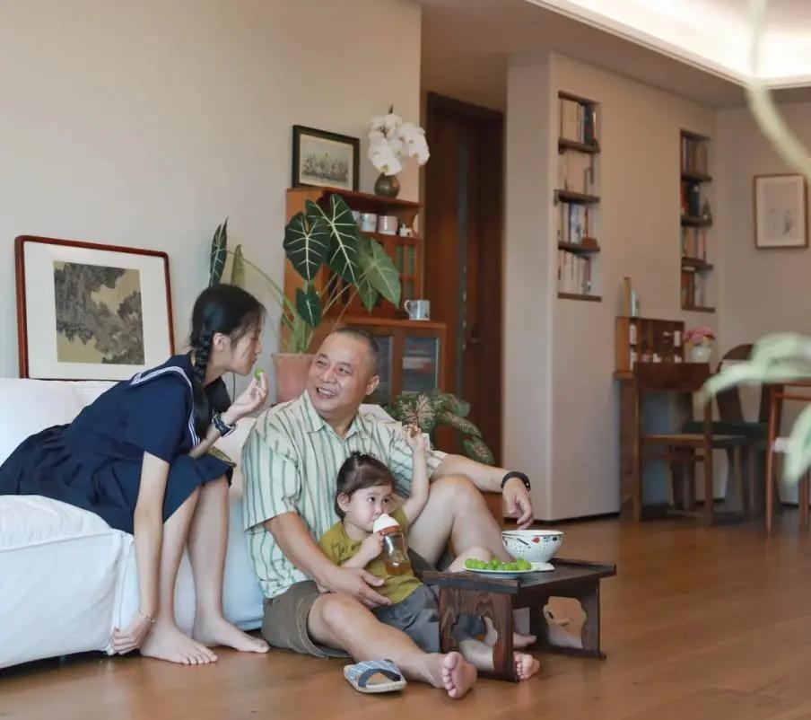 Sau khi bỏ đi chiếc ghế sofa, tôi phát hiện ra phòng khách là một 