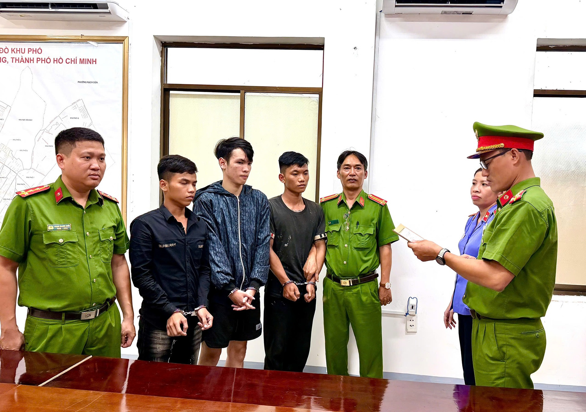 Nh&oacute;m thanh ni&ecirc;n d&ugrave;ng n&oacute;n bảo hiểm tấn c&ocirc;ng người đi đường Tại TP . HCM - Ảnh 2.