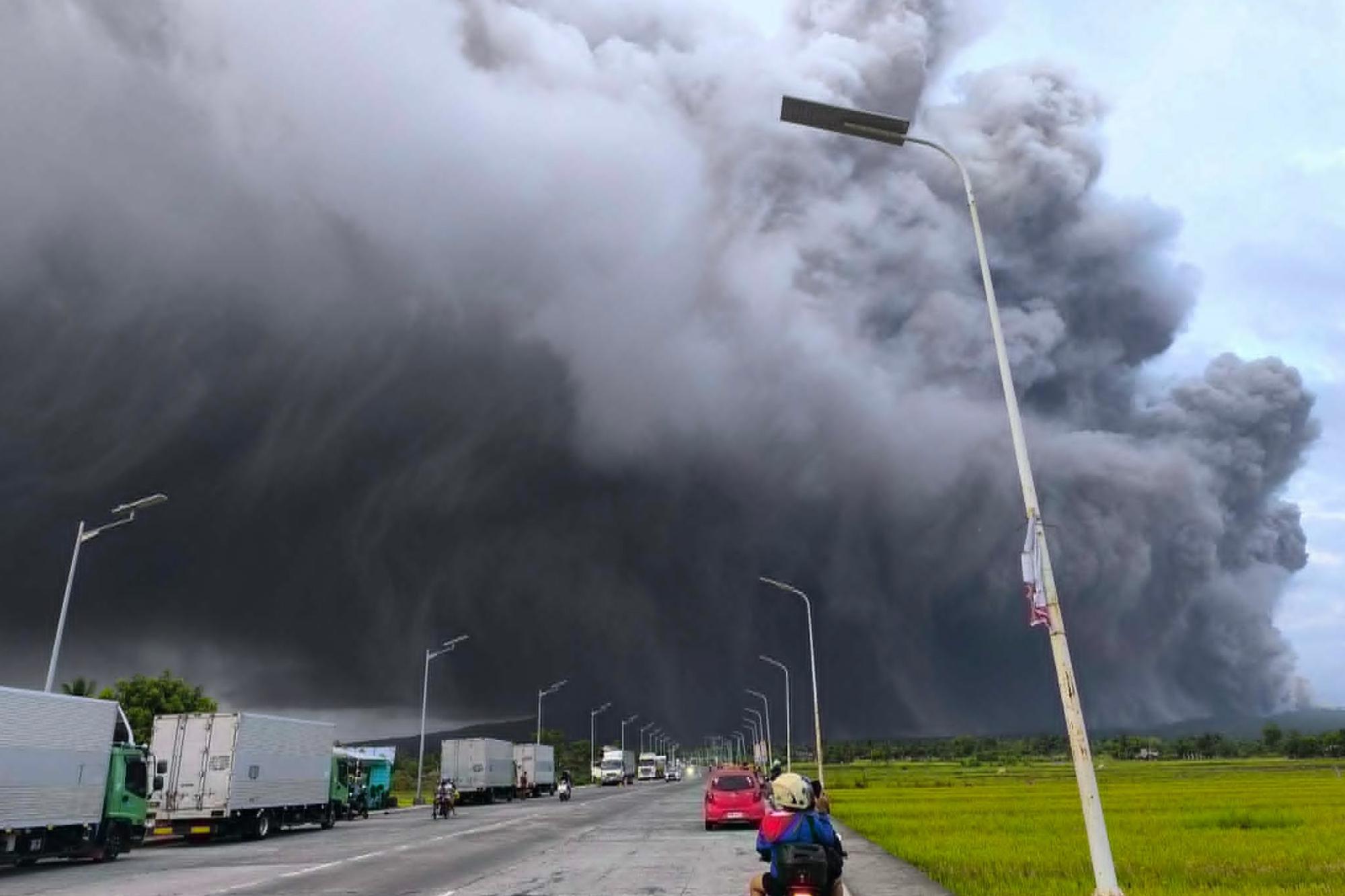 Cảnh tượng tận thế từ n&uacute;i lửa Mayon: 124 Ng&ocirc;i l&agrave;ng phủ tro , 200 . 000 Người chịu ảnh hưởng - Ảnh 2.