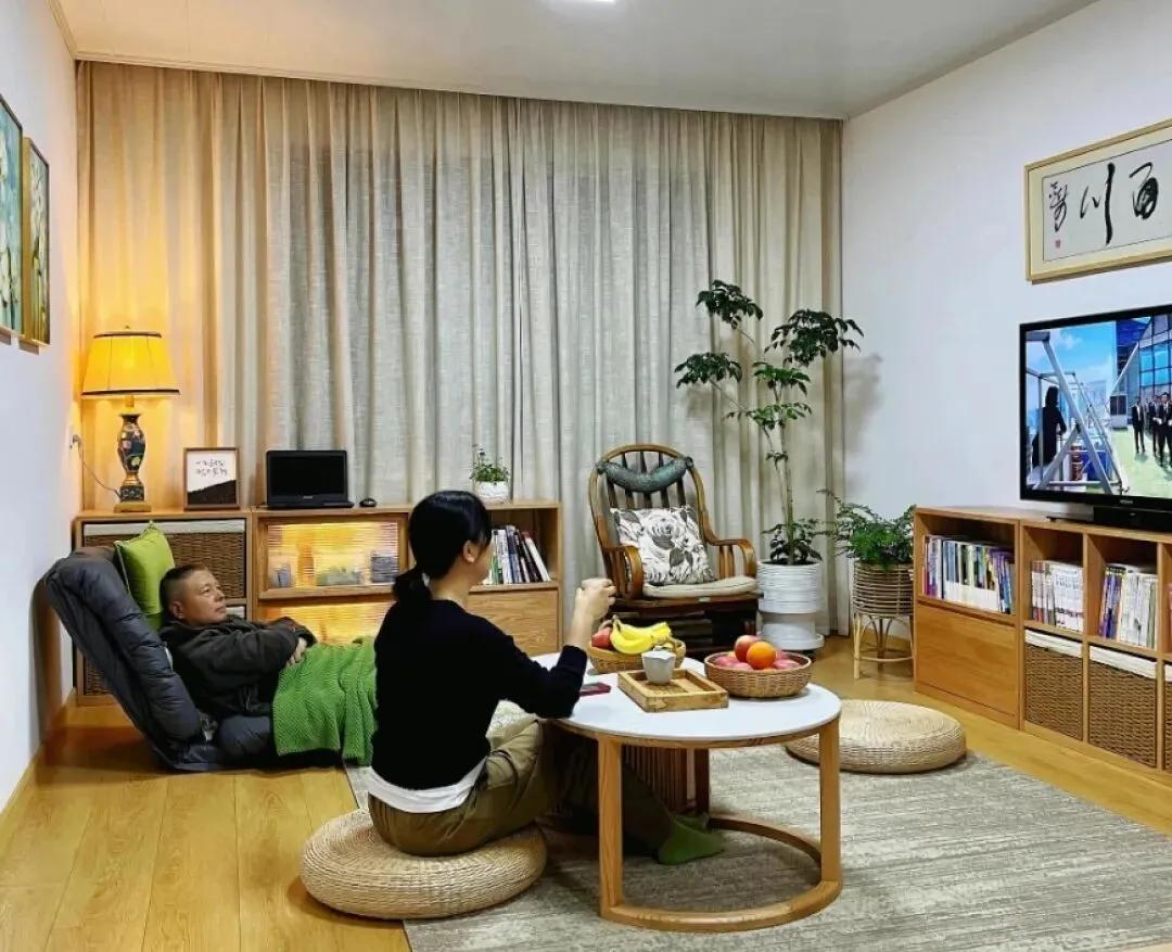 Sau khi bỏ đi chiếc ghế sofa, tôi phát hiện ra phòng khách là một 