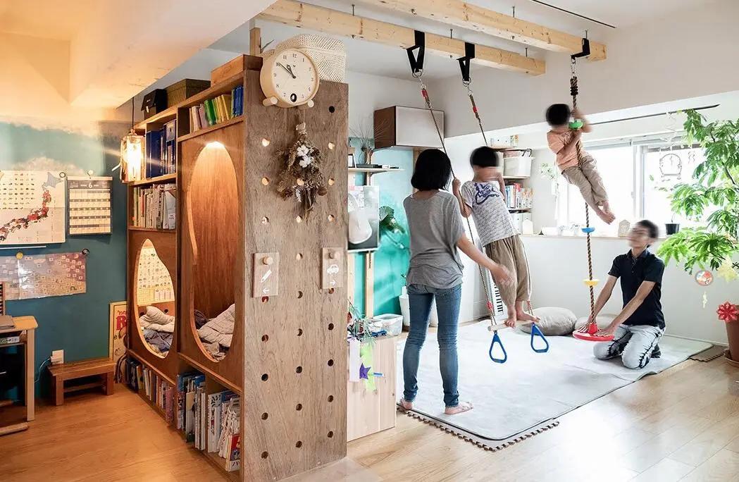Sau khi bỏ đi chiếc ghế sofa, tôi phát hiện ra phòng khách là một 