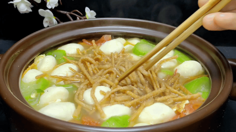 Thả chả c&aacute; v&agrave;o nồi c&ugrave;ng 2 nguy&ecirc;n liệu: Sự kết hợp tuyệt vời cho bữa ăn ngon miệng - Ảnh 1.