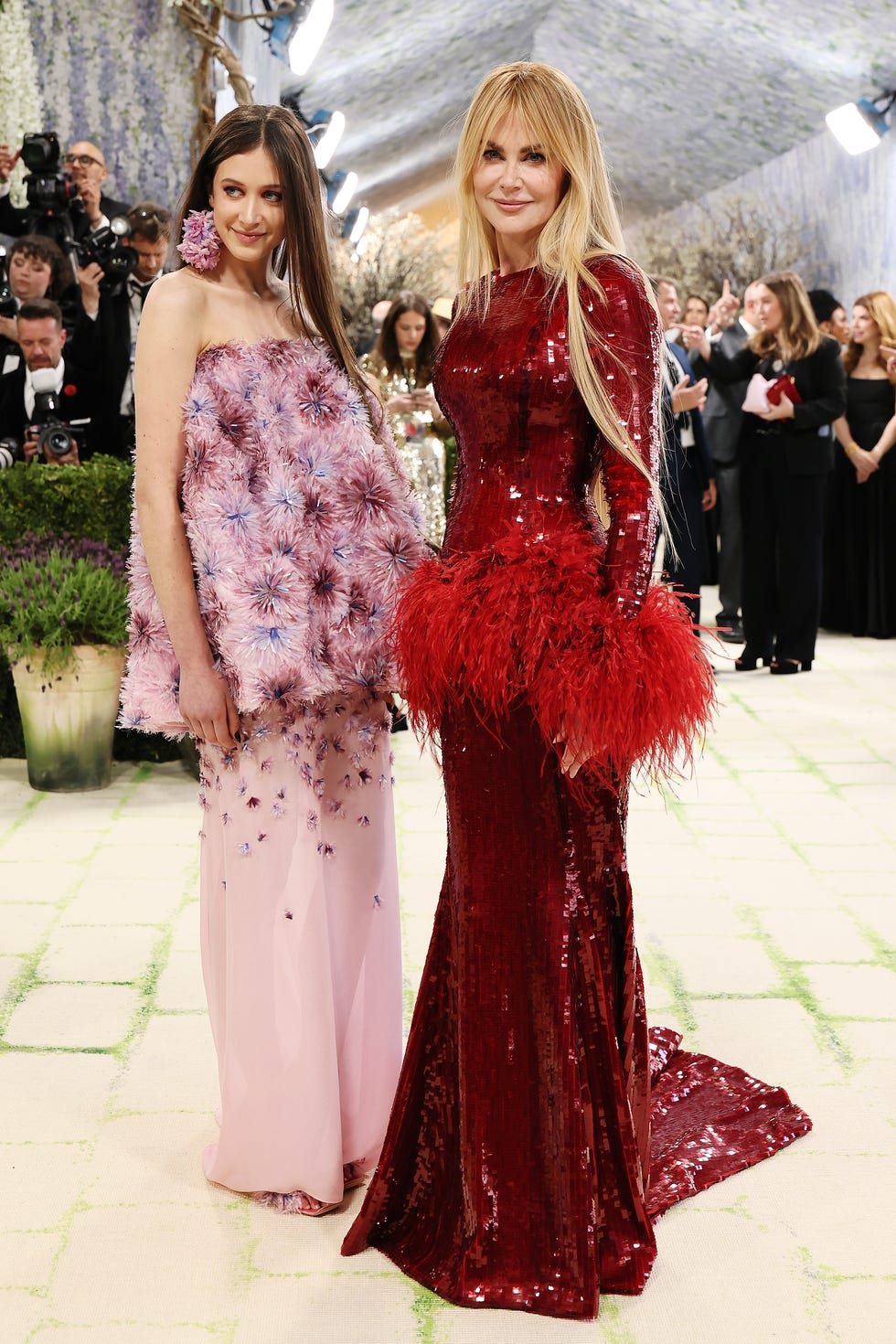 Trực tiếp Met Gala 2026: Tượng tạc, thiết kế điêu khắc cơ thể ngập tràn, BLACKPINK đã có mặt - Ảnh 33.