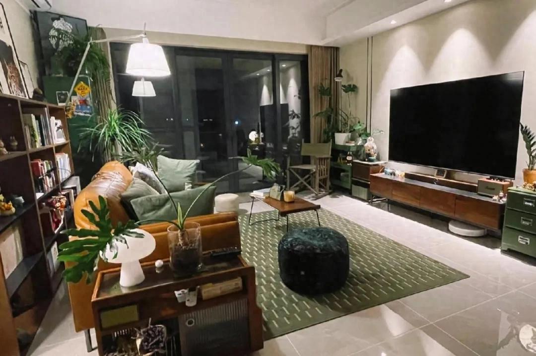 Sau khi bỏ đi chiếc ghế sofa, tôi phát hiện ra phòng khách là một 