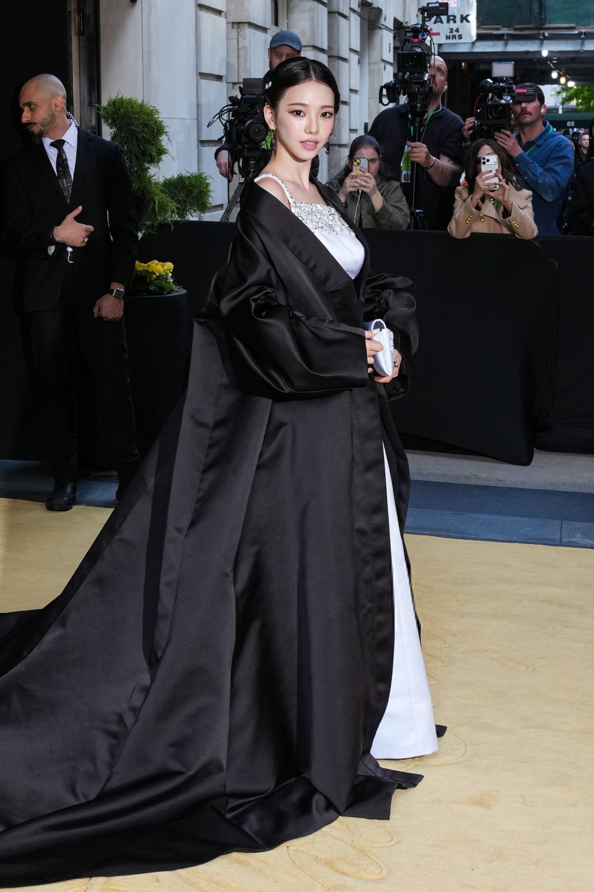 Trực tiếp Met Gala 2026: Tượng tạc, thiết kế điêu khắc cơ thể ngập tràn, BLACKPINK đã có mặt - Ảnh 12.