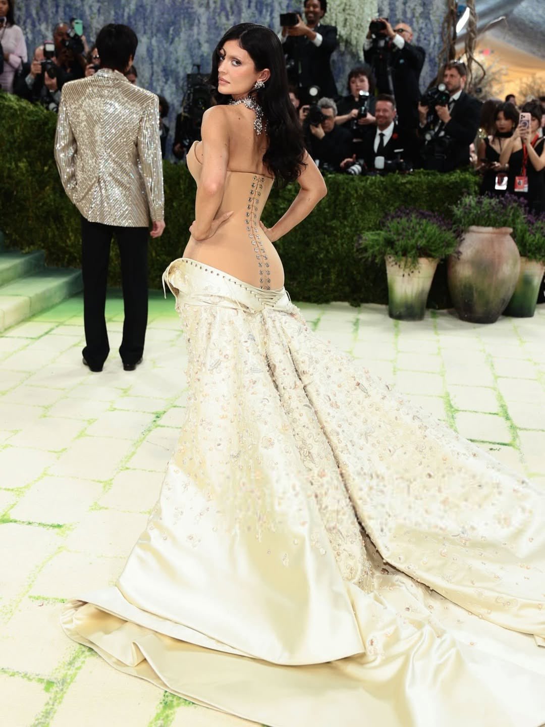 Trực tiếp Met Gala 2026: Tượng tạc, thiết kế điêu khắc cơ thể ngập tràn, BLACKPINK đã có mặt - Ảnh 17.