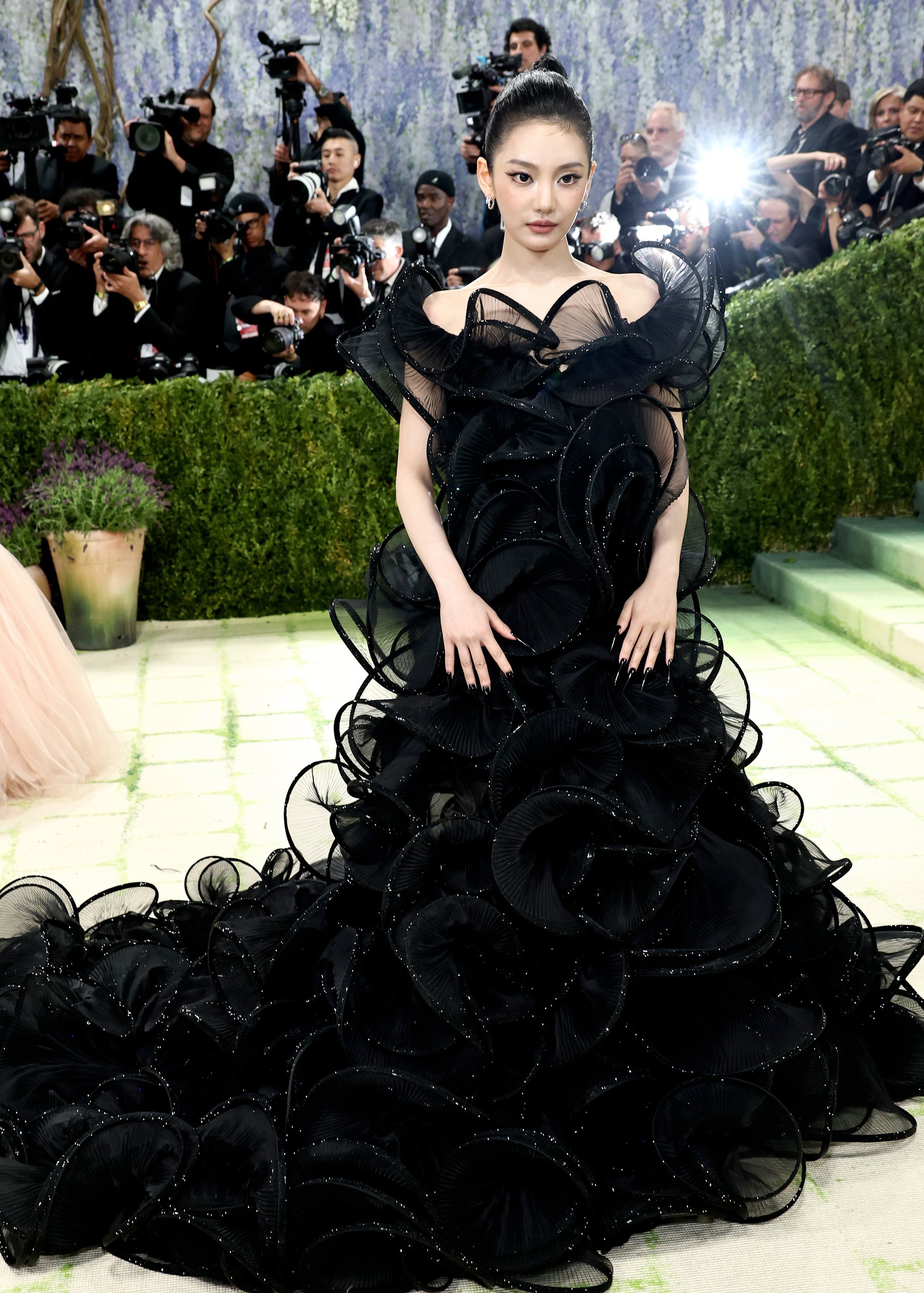 Chuyện g&igrave; đ&atilde; xảy ra với nữ idol Kpop trẻ nhất Met Gala: 