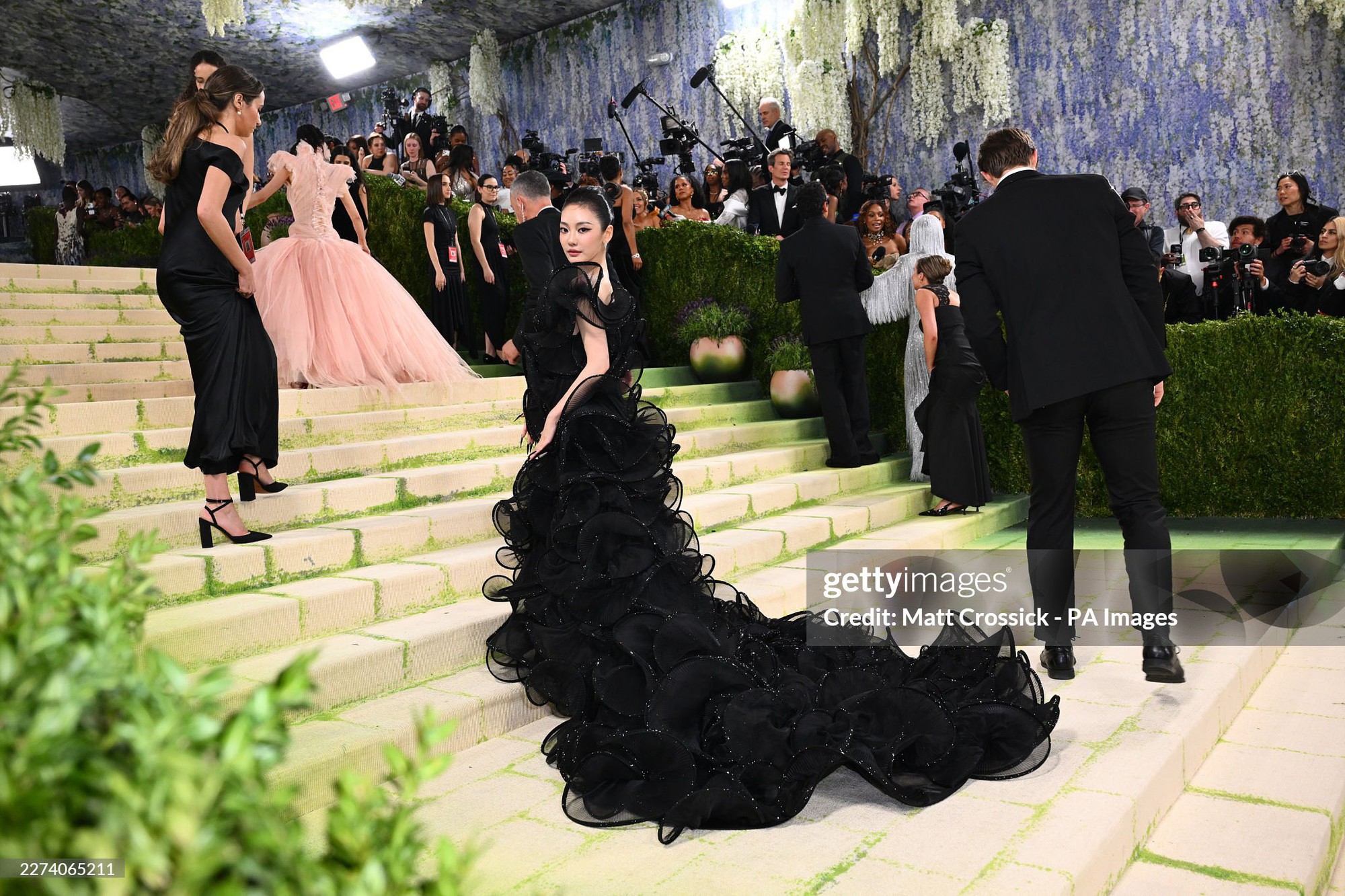 Chuyện g&igrave; đ&atilde; xảy ra với nữ idol Kpop trẻ nhất Met Gala: 