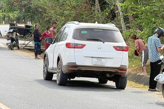 Vụ thanh ni&ecirc;n 28 tuổi tử vong trong &ocirc; t&ocirc; b&ecirc;n quốc lộ 27C , ph&aacute;t hiện thuốc trừ s&acirc;u - Ảnh 1.