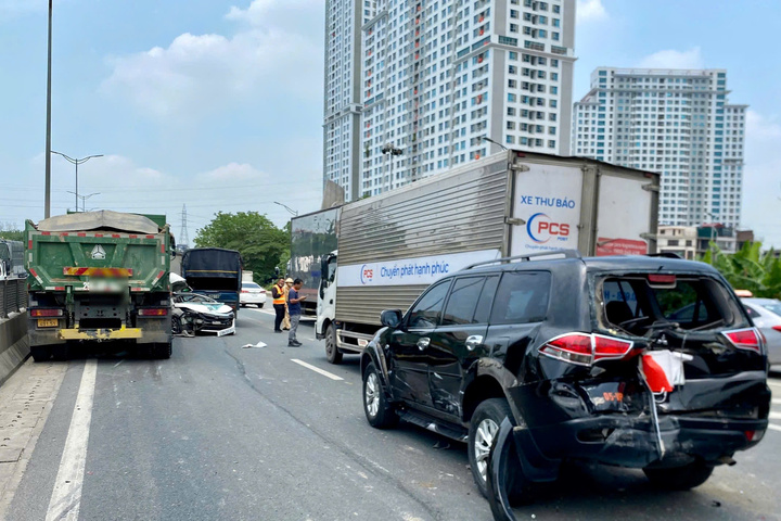 Khoảnh khắc giải cứu t&agrave;i xế khỏi &ocirc; t&ocirc; bẹp d&uacute;m sau tai nạn ở H&agrave; Nội - Ảnh 3.
