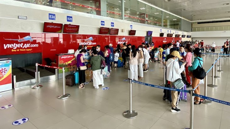 H&agrave;nh kh&aacute;ch bị y&ecirc;u cầu rời khỏi m&aacute;y bay v&igrave; say rượu v&agrave; phạt 8 , 5 triệu đồng - Ảnh 4.