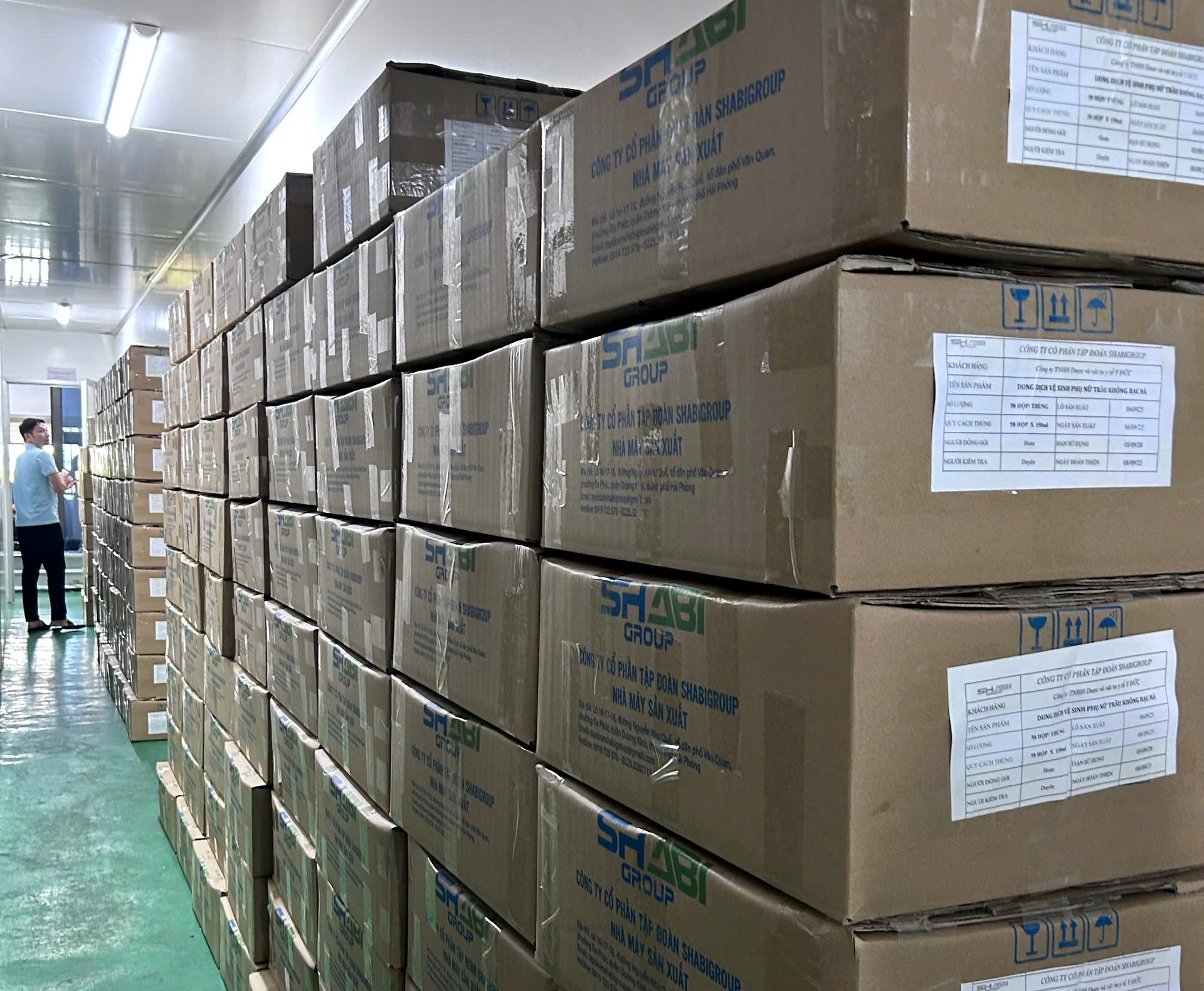 C&ocirc;ng an Hải Ph&ograve;ng triệt ph&aacute; vụ sản xuất h&agrave;ng giả dung dịch vệ sinh phụ nữ - Ảnh 1.