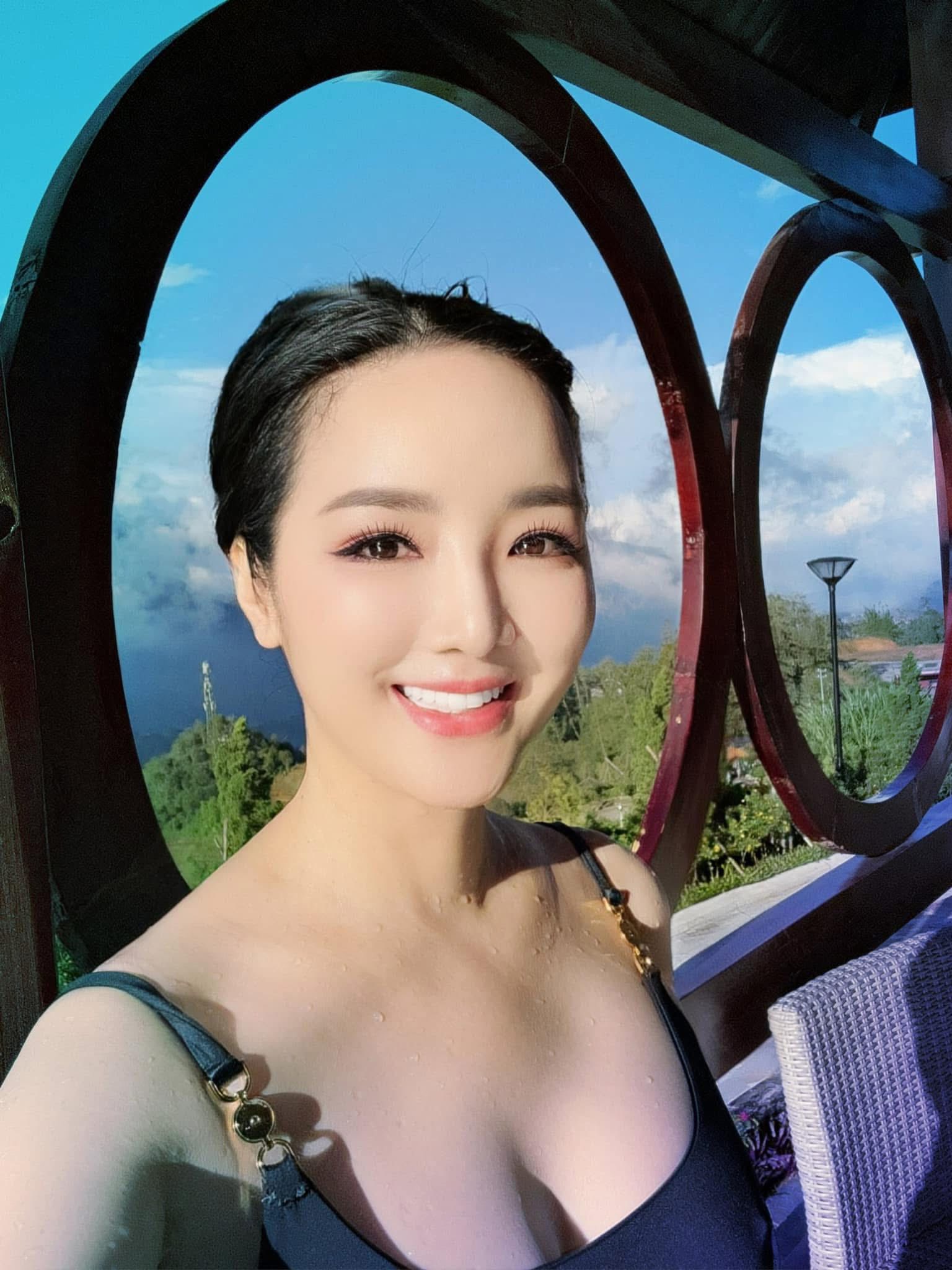 Mẹ đơn th&acirc;n U60 khoe body đẹp 