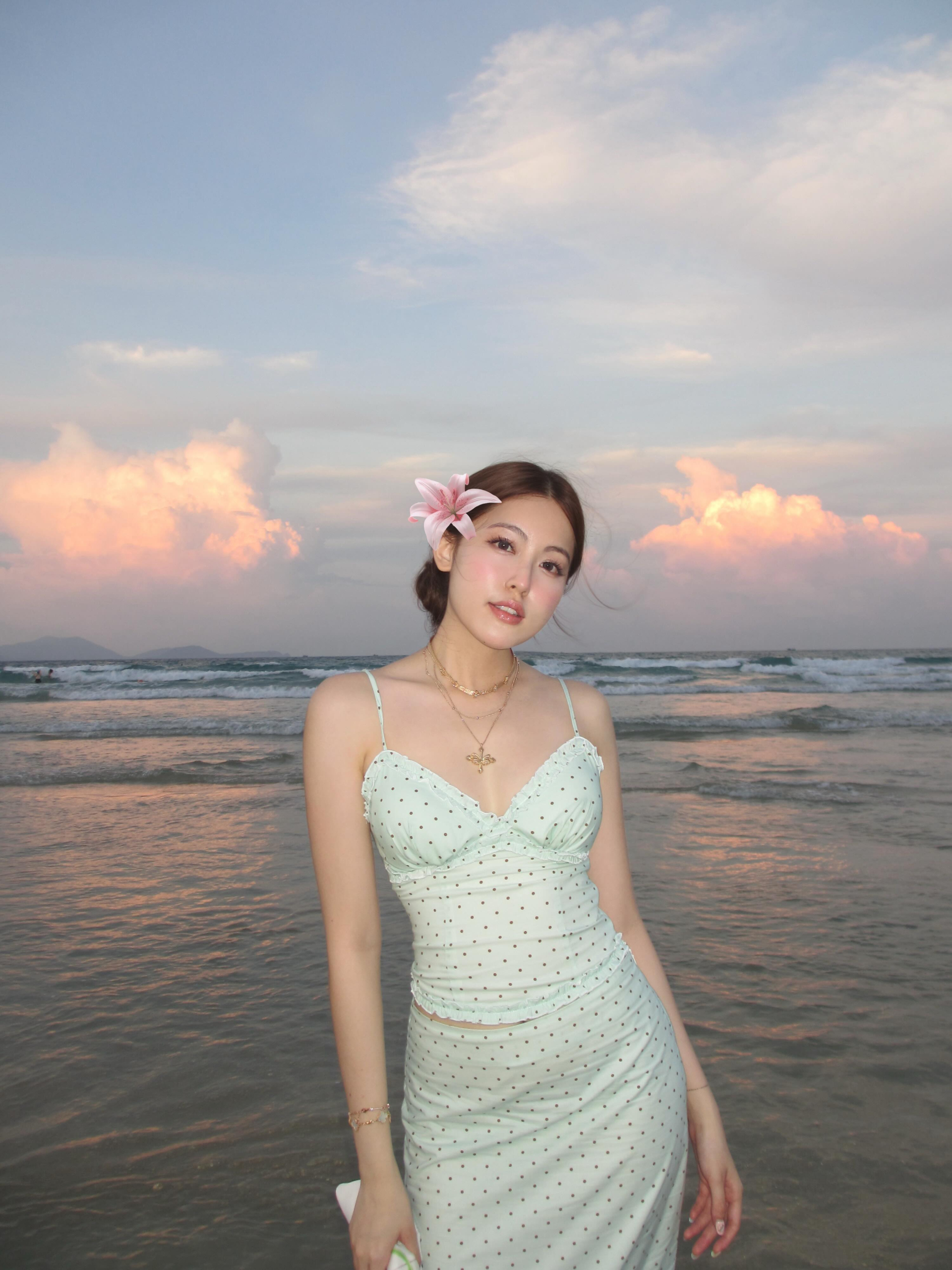 Tăng Mỹ H&agrave;n v&agrave; HIEUTHUHAI kh&aacute;m ph&aacute; Nha Trang qua loạt ảnh g&acirc;y sốt mạng x&atilde; hội - Ảnh 1.