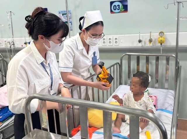 B&eacute; 2 tuổi bị bạo h&agrave;nh d&atilde; man: Mẹ v&agrave; cha dượng bị bắt khẩn cấp - Ảnh 3.
