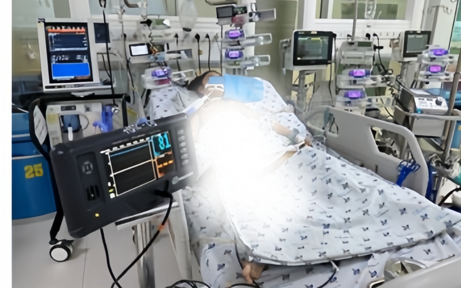 Vừa truyền m&aacute;u vừa &ocirc;m con, mẹ đơn th&acirc;n 3 con vượt bệnh hiểm để thực hiện ước mơ - Ảnh 1.