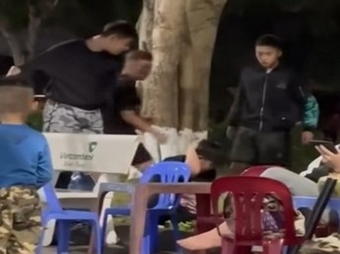 Nam thanh ni&ecirc;n bị nh&oacute;m người đ&aacute;nh tại c&ocirc;ng vi&ecirc;n Lạng Sơn g&acirc;y x&ocirc;n xao mạng x&atilde; hội - Ảnh 1.