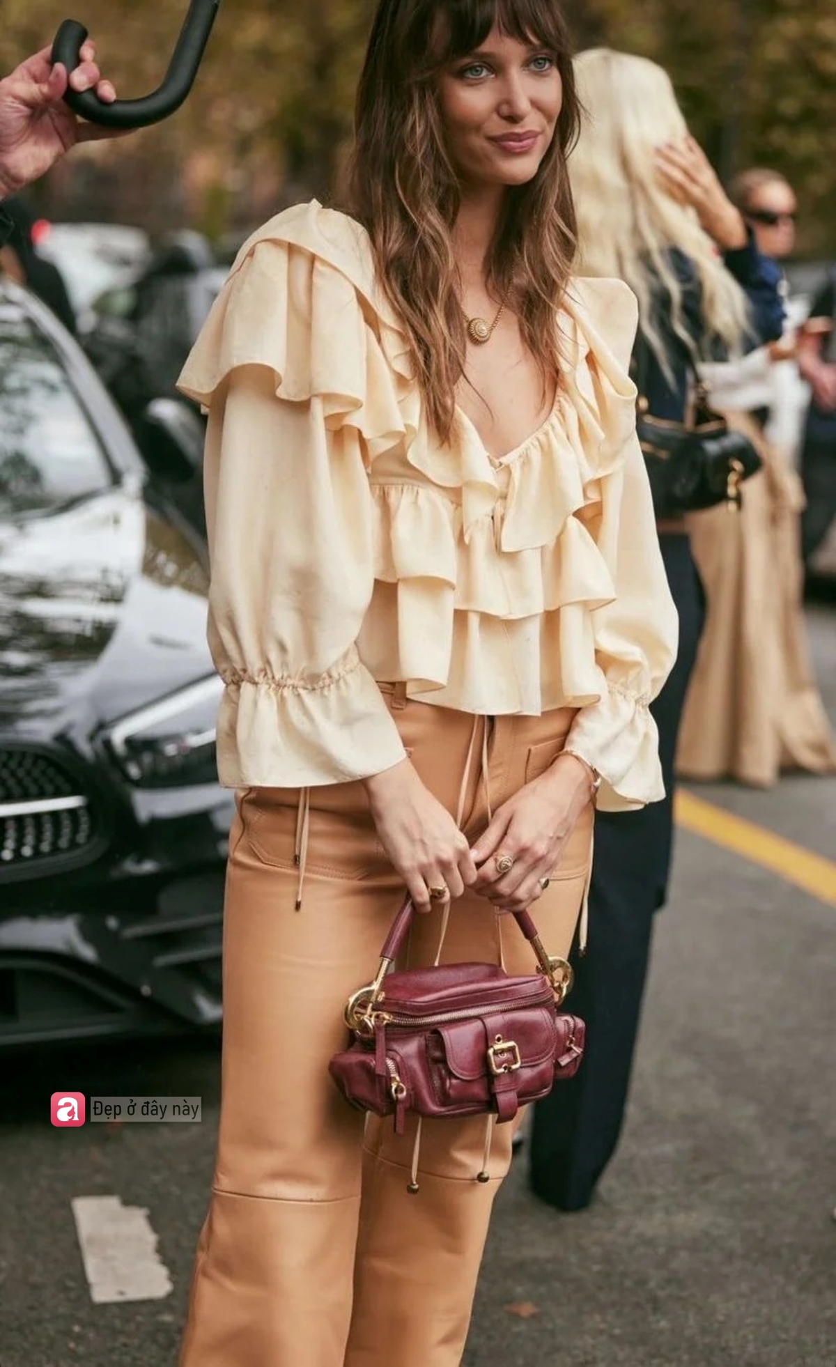 Mặc g&igrave; để tr&ocirc;ng mềm mại v&agrave; c&oacute; gu hơn trong m&ugrave;a h&egrave;? C&acirc;u trả lời l&agrave; &aacute;o chiffon- Ảnh 9.