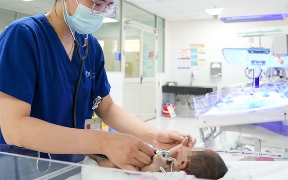 B&eacute; g&aacute;i 11 tuổi phải thở m&aacute;y, lọc m&aacute;u sau 3 ng&agrave;y sốt: BS Bệnh viện Nhi Đồng Th&agrave;nh Phố cảnh b&aacute;o sai lầm của nhiều gia đ&igrave;nh - Ảnh 1.